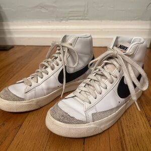 Nike Blazer Mid ‘77 W 7/ M 5.5 for sale. Gently used and in good condition!